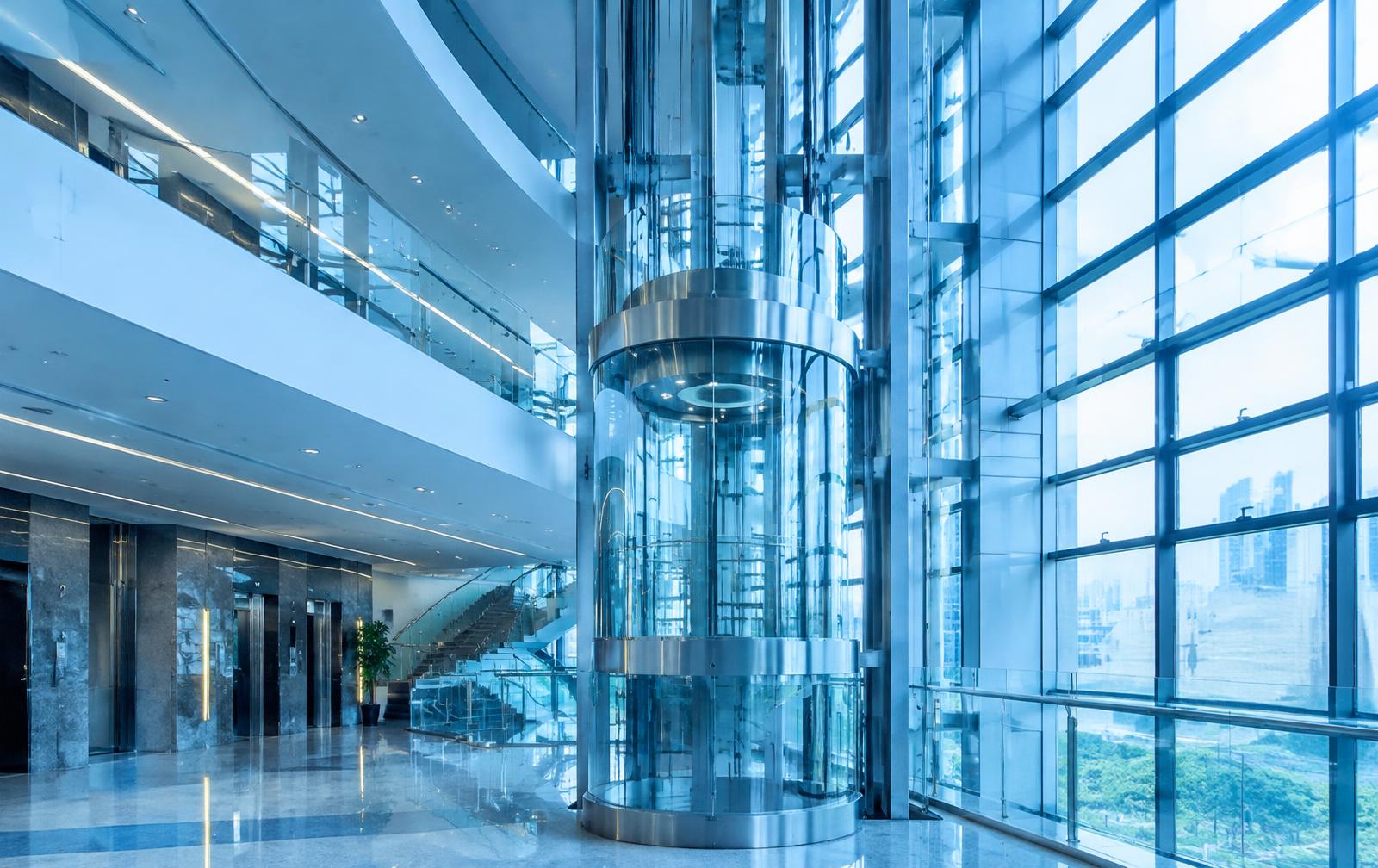 Elevador panorâmico moderno em edifício comercial